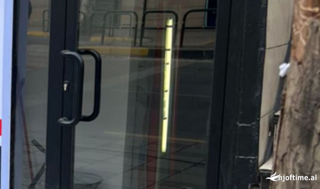 Shitet dyqan tek ish stacioni trenit , buze rruge , perballe Credins Bank