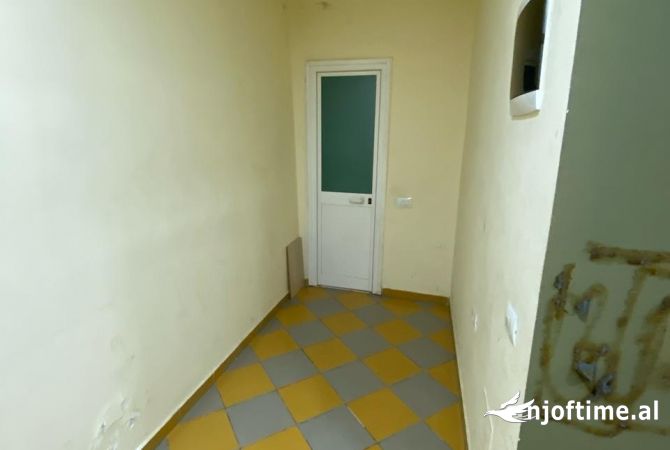 Ambiente Commerciale in Affitto 1+1 a Tirana - 300 Euro
