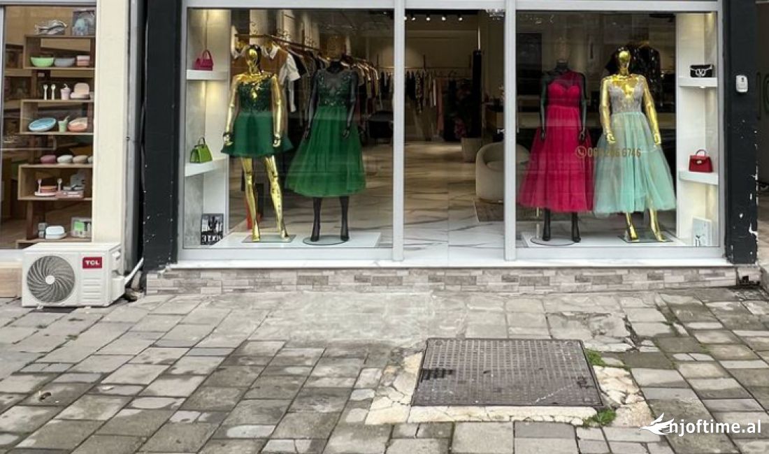 Shitet dyqan tek komuna e parisit prane Qendres Kristal 