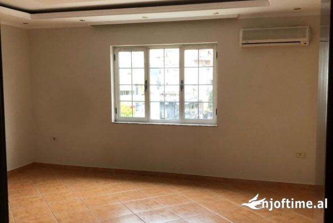Ambiente Commerciale in Affitto 3+1 a Tirana - 1,900 Euro