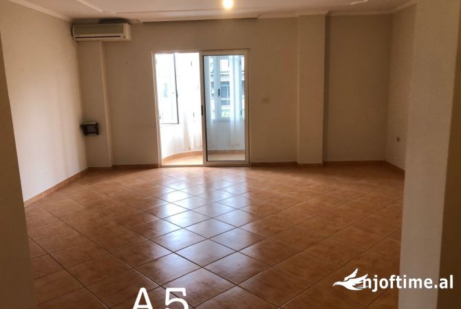 Ambiente Commerciale in Affitto 3+1 a Tirana - 1,900 Euro