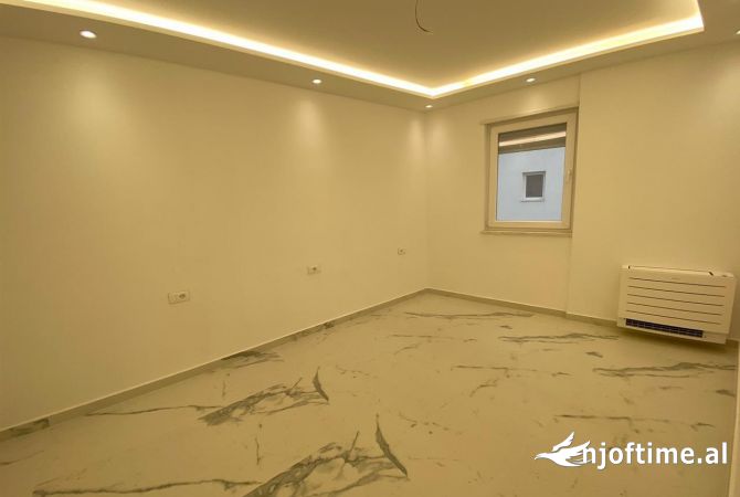 Ambiente Commerciale in Affitto 3+1 a Tirana - 1,050 Euro
