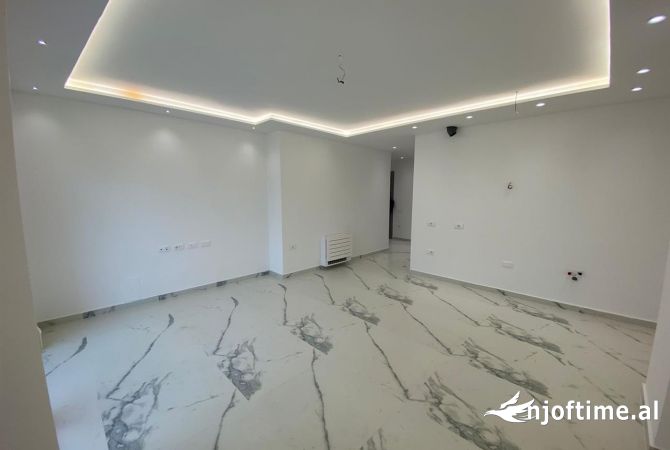 Ambiente Commerciale in Affitto 3+1 a Tirana - 1,050 Euro