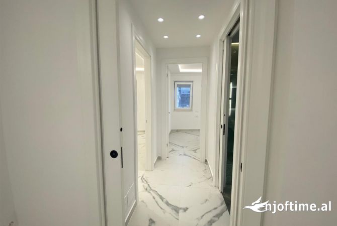 Jepet apartament 2+1+parkim me qera tek Donika Center , rr Mine Peza