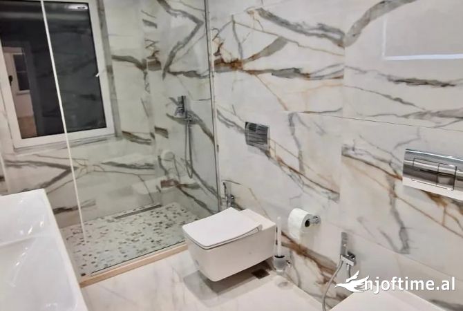 Jepet ambjent biznesi me qera tek Kafe Flora , qender