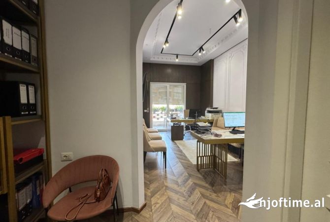 Ambiente Commerciale in Affitto 3+1 a Tirana - 600 Euro
