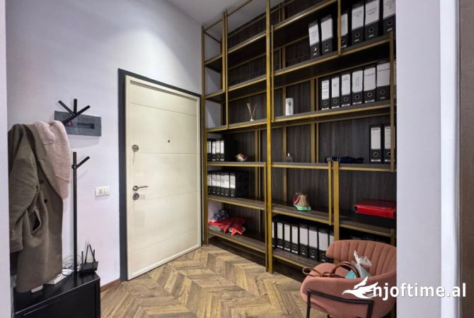 Jepet zyre e mobiluar me qera perballe Amerikan 3 , kompleksi Golden Park 