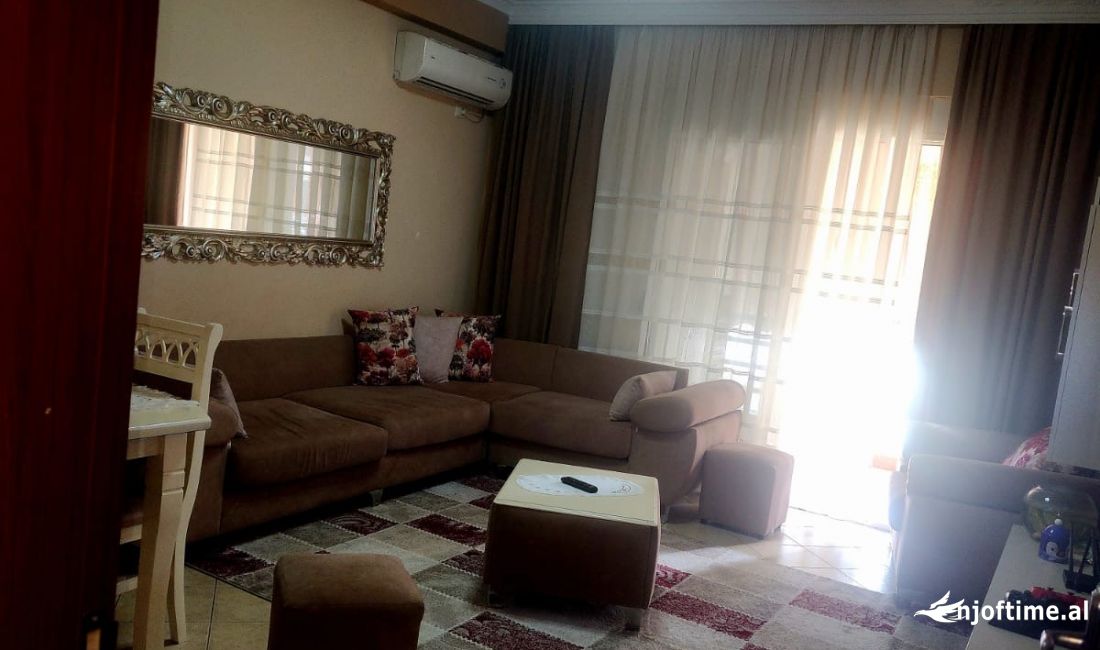 Shtepi ne shitje Apartament ne Tirane, 1+1, Mobilimi E mobiluar, Pagesa 100,000  Euro.