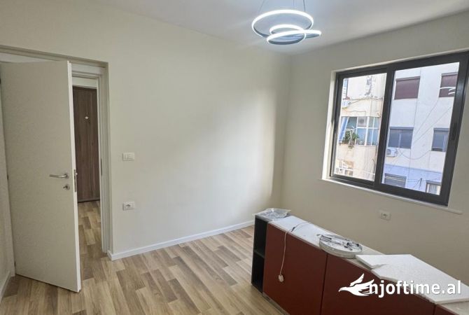 Shtepi ne shitje Apartament ne Tirane, 2+1, Mobilimi Bosh, pa mobiluar, Pagesa 154,000  Euro.