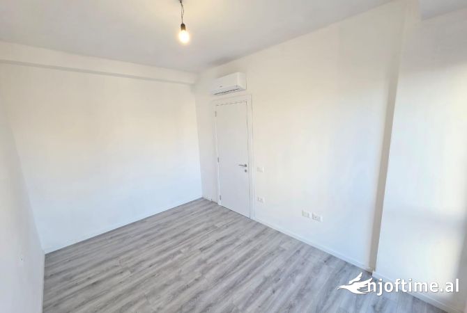 Jepet ambjent 1+1 me qera pas Kastratit ne Myslym Shyr