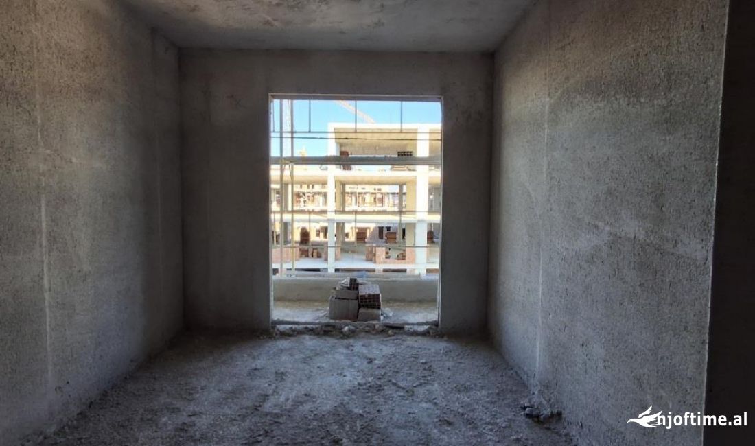 Shtepi ne shitje Apartament ne Tirane, 1+1, Mobilimi Bosh, pa mobiluar, Pagesa 65,000  Euro.