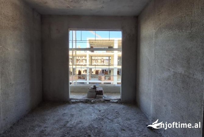 Shitet apartament 1+1+parkim tek univers city