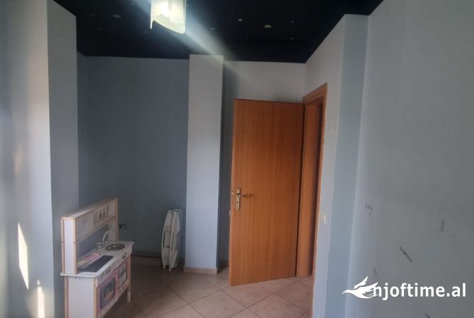 Shtepi ne shitje Apartament ne Tirane, 2+1, Mobilimi Bosh, pa mobiluar, Pagesa 220,000  Euro.