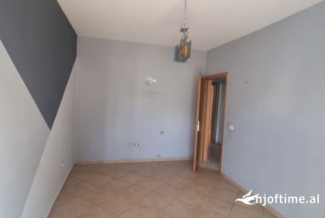 Shtepi ne shitje Apartament ne Tirane, 2+1, Mobilimi Bosh, pa mobiluar, Pagesa 220,000  Euro.