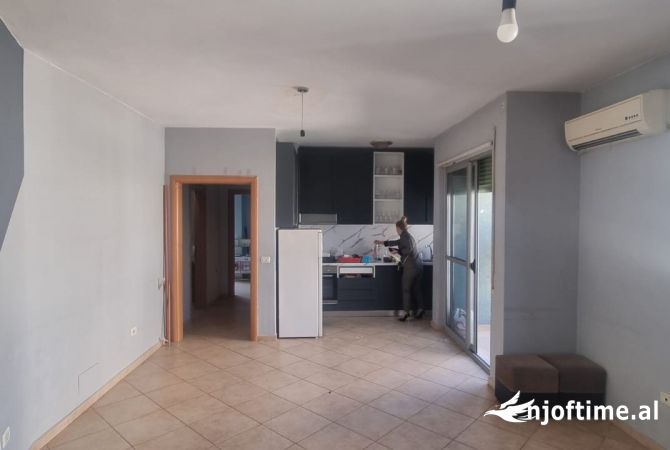 Shtepi ne shitje Apartament ne Tirane, 2+1, Mobilimi Bosh, pa mobiluar, Pagesa 220,000  Euro.