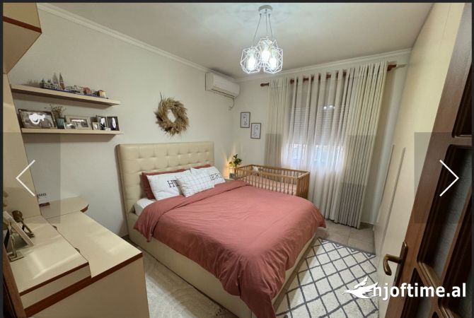 Shitet apartament 2+1 ne fund te rr Njazi Meka , Allias