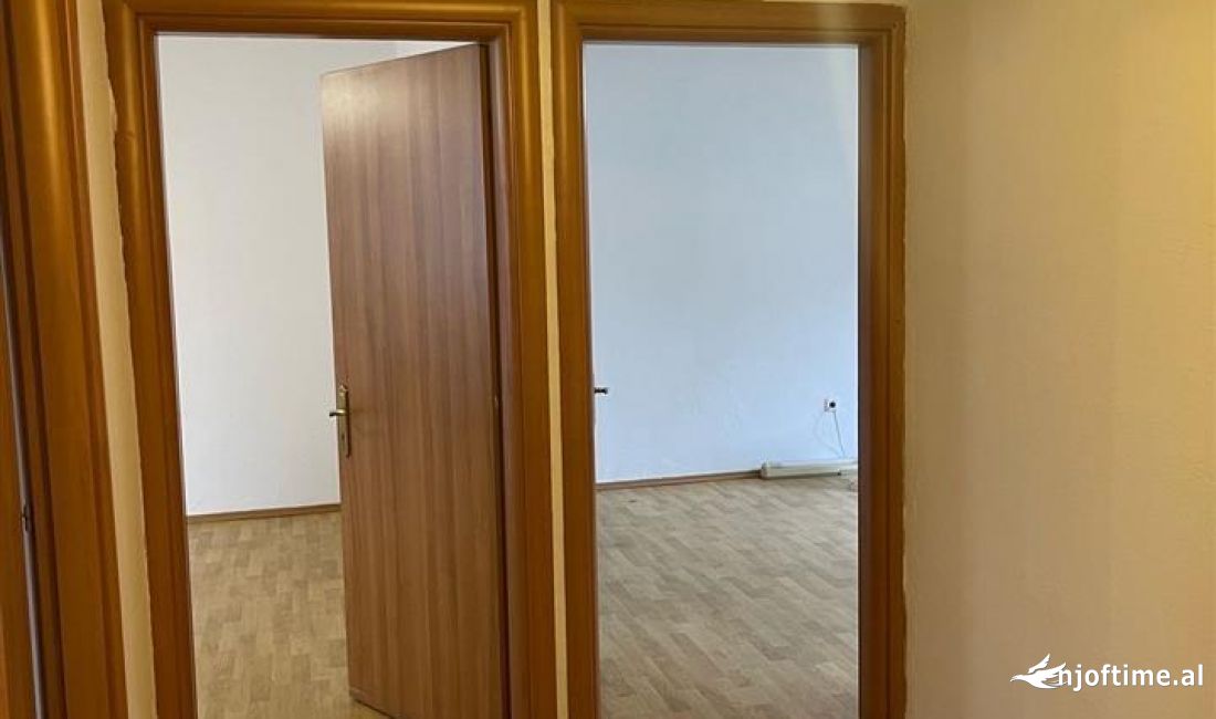 Shtepi ne shitje Apartament ne Tirane, 2+1, Mobilimi Bosh, pa mobiluar, Pagesa 89,000  Euro.