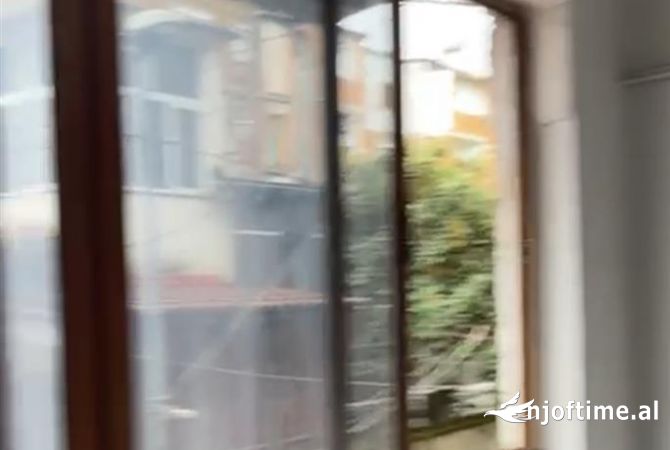 Shtepi ne shitje Apartament ne Tirane, 2+1, Mobilimi Bosh, pa mobiluar, Pagesa 89,000  Euro.