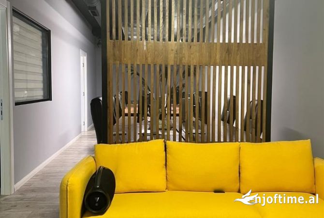 Super ambjent i mobiluar per zyra tek square 21 , rr kavajes 