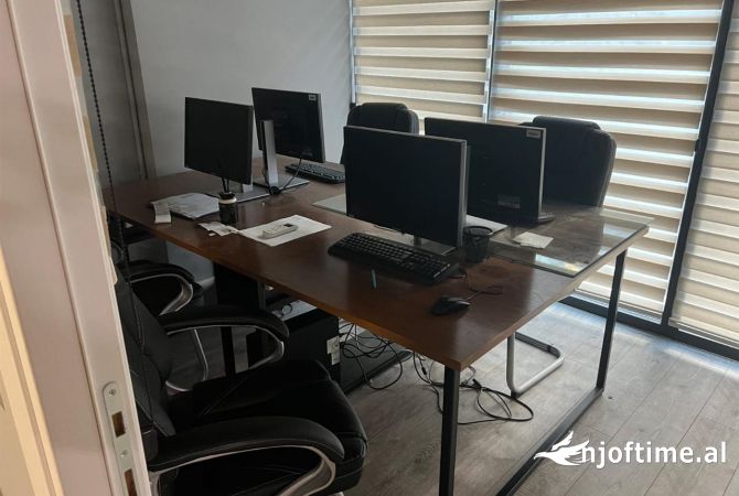 Super ambjent i mobiluar per zyra tek square 21 , rr kavajes 