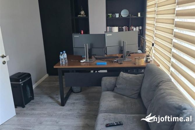 Super ambjent i mobiluar per zyra tek square 21 , rr kavajes 