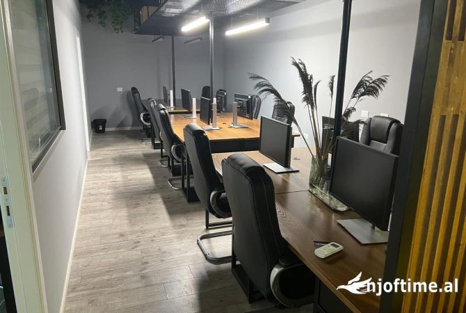 Super ambjent i mobiluar per zyra tek square 21 , rr kavajes 