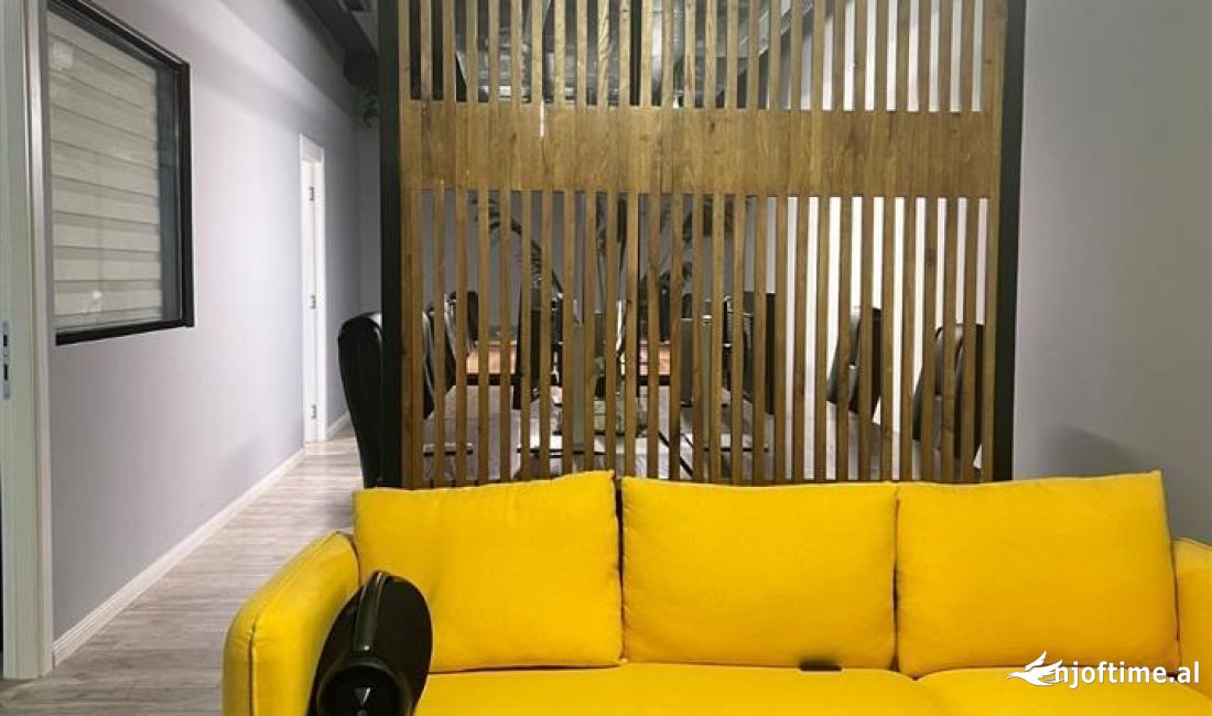 Super ambjent i mobiluar per zyra tek square 21 , rr kavajes 