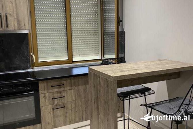 Jepet hyrje 1+1+ parkim me qera ne qytet studenti prane godines 18