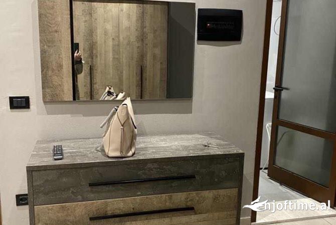 Shtepi me qera Apartament ne Tirane, 1+1, Mobilimi E mobiluar, Pagesa 40,000  Leke.