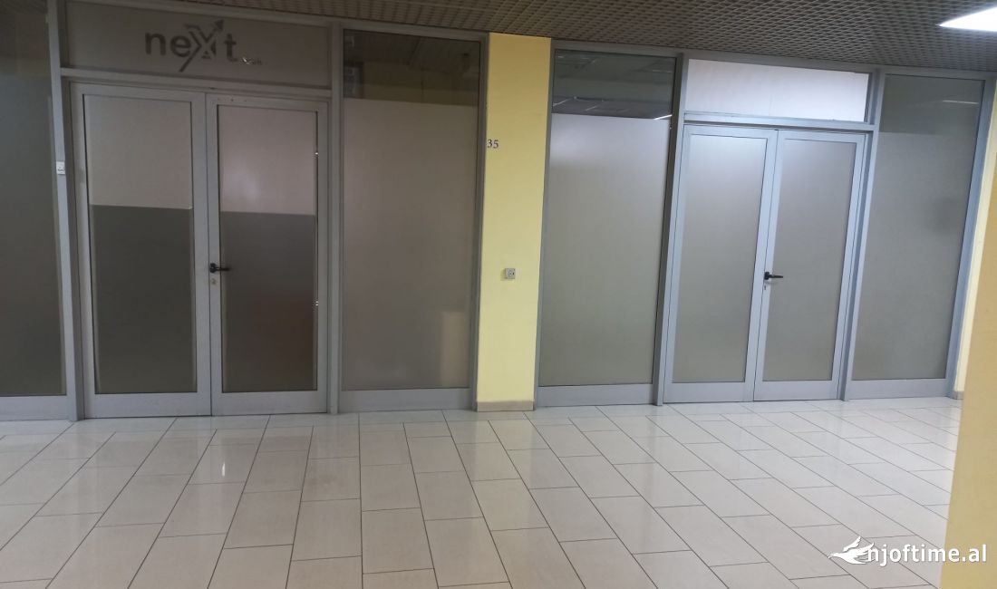 Jepet ambjent biznesi me qera tek Condor center , rr kavajes 