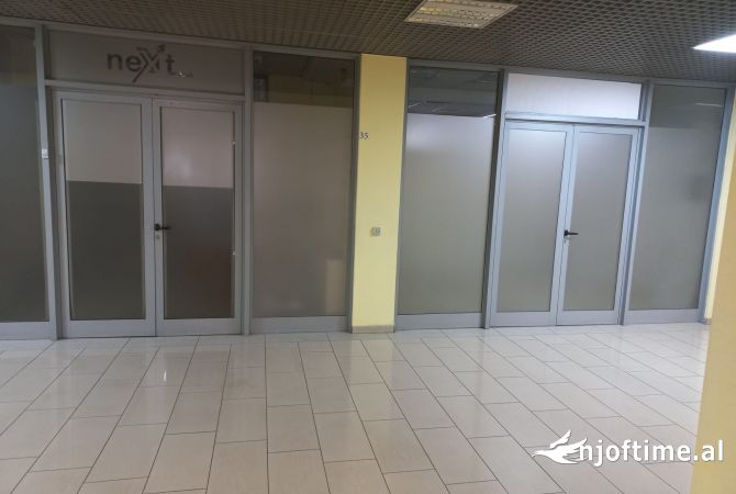 Jepet ambjent biznesi me qera tek Condor center , rr kavajes 