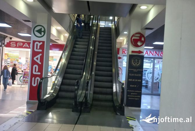 Jepet ambjent biznesi me qera tek Condor center , rr kavajes 