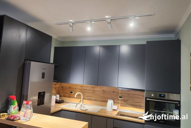 Shitet apartament 2+1 perballe Delijorgjit tek Globe 