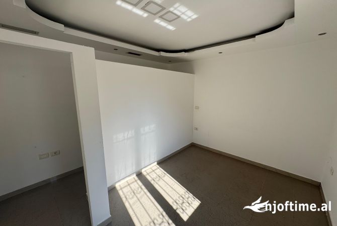 Jepet apartament 3+1 tek rr Mine Peza , per zyra 