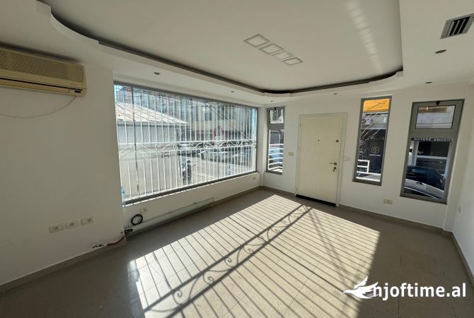 Jepet apartament 3+1 tek rr Mine Peza , per zyra 