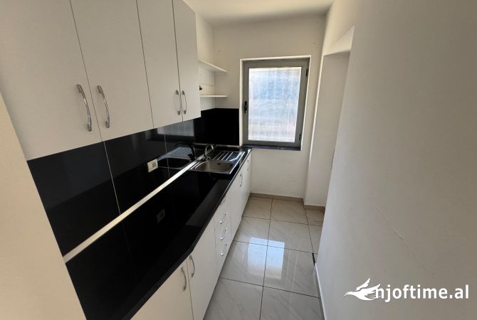 Jepet apartament 3+1 tek rr Mine Peza , per zyra 