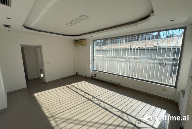 Jepet apartament 3+1 tek rr Mine Peza , per zyra 