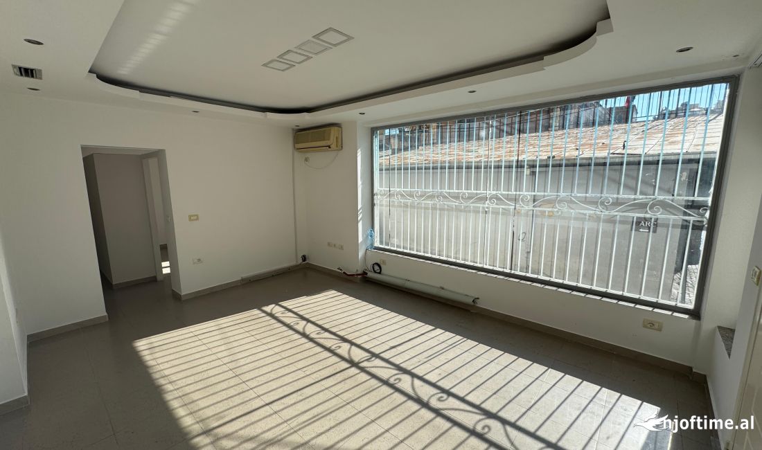 Jepet apartament 3+1 tek rr Mine Peza , per zyra 