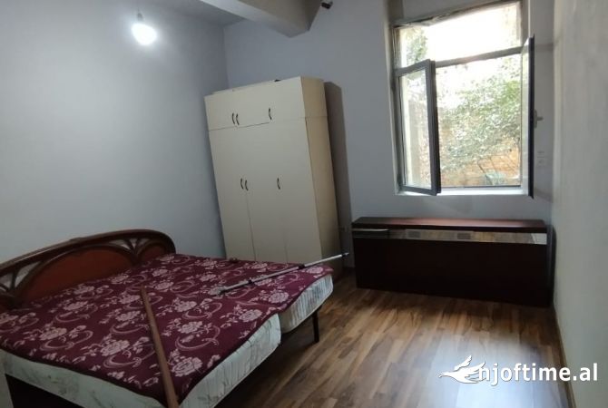 Shtepi me qera Shtepi Private ne Tirane, 1+1, Mobilimi E mobiluar, Pagesa 400  Euro.