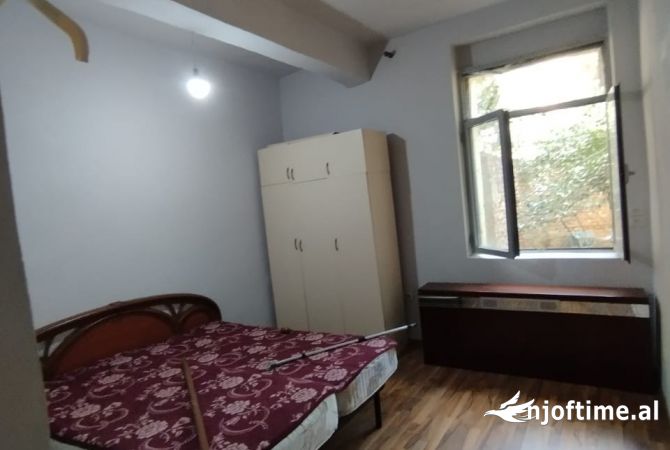 Shtepi me qera Shtepi Private ne Tirane, 1+1, Mobilimi E mobiluar, Pagesa 400  Euro.