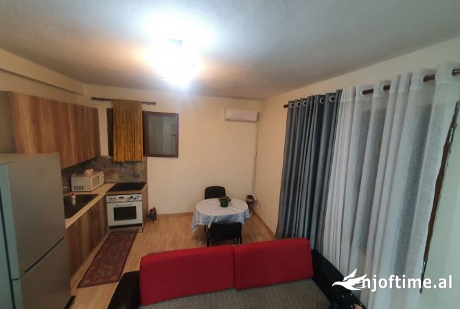 Shtepi me qera Shtepi Private ne Tirane, 1+1, Mobilimi E mobiluar, Pagesa 400  Euro.