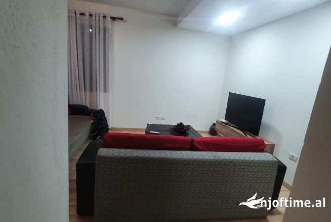 Shtepi me qera Shtepi Private ne Tirane, 1+1, Mobilimi E mobiluar, Pagesa 400  Euro.