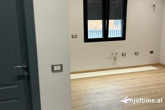 Jepet shtepi 1 kateshe ne qender te tiranes e ndare ne 3 garsonjere (jepet dhe per airbnb)