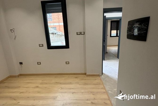 Jepet shtepi 1 kateshe ne qender te tiranes e ndare ne 3 garsonjere (jepet dhe per airbnb)