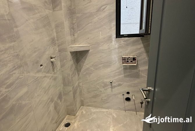 Jepet shtepi 1 kateshe ne qender te tiranes e ndare ne 3 garsonjere (jepet dhe per airbnb)