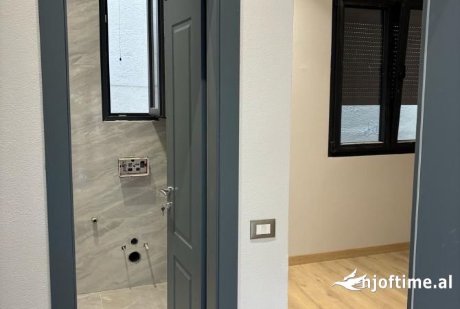 Jepet shtepi 1 kateshe ne qender te tiranes e ndare ne 3 garsonjere (jepet dhe per airbnb)