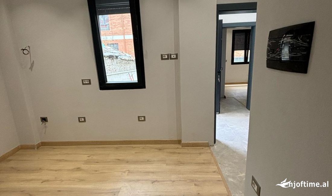 Jepet shtepi 1 kateshe ne qender te tiranes e ndare ne 3 garsonjere (jepet dhe per airbnb)