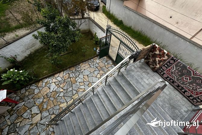 Shtepi me qera Duplex(shtepi me 2 kate) ne Tirane, 3+1, Mobilimi E mobiluar, Pagesa 650  Euro.