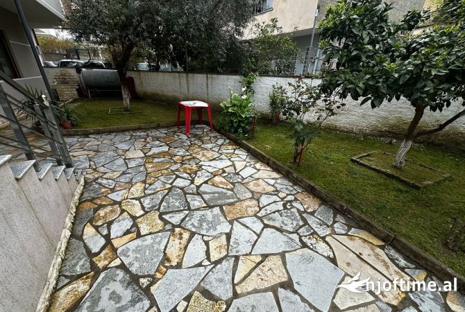 Shtepi me qera Duplex(shtepi me 2 kate) ne Tirane, 3+1, Mobilimi E mobiluar, Pagesa 650  Euro.