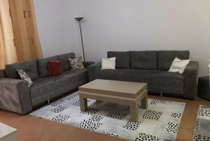 Jepet apartament 1+1 me qera tek pallatet e tom doshit, shkoze